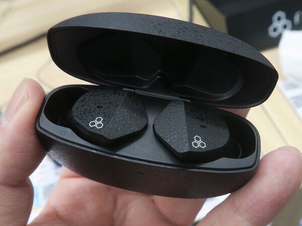 ASCII.jp：超低歪な新ドライバー搭載！ final初の完全ワイヤレス