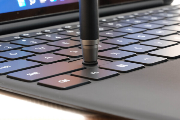 ASCII.jp：Core i3モデルでも「HUAWEI MateBook E」の完成度の高さは