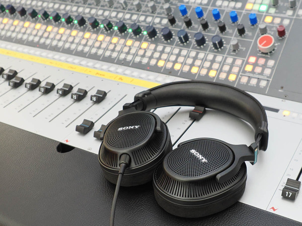 ASCII.jp：ソニー、背面開放型のモニターヘッドホン「MDR-MV1」を発表