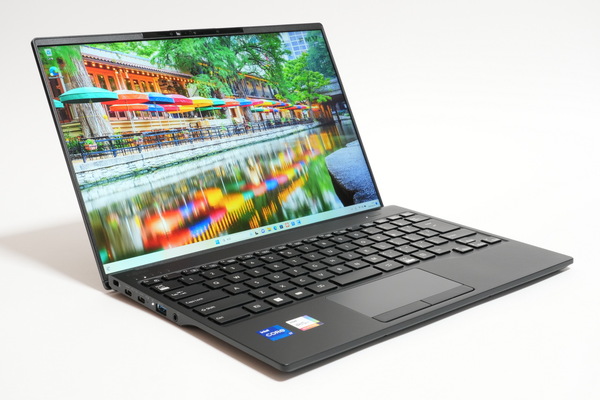 ASCII.jp：14型なのに世界最軽量689gボディーの最新モバイルノート