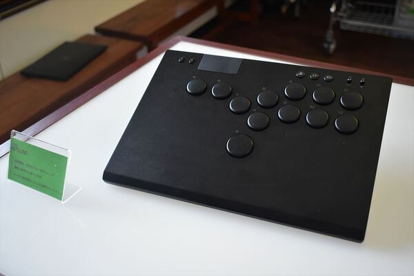 ASCII.jp：薄すぎるレバーレスアケコン「Razer Kitsune」も！Razer新