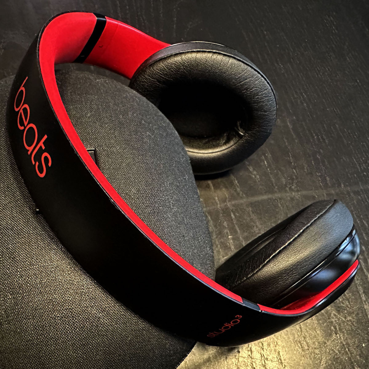 Beatsのヘッドホンが手放せなくなりました - 週刊アスキー