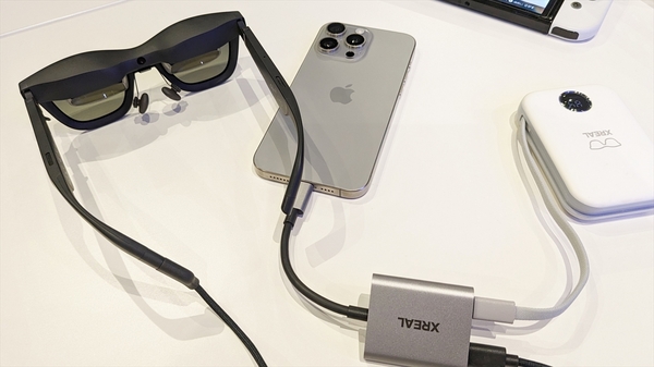 ASCII.jp：充電しながら見たい！ 「XREAL」の欠点を払拭する