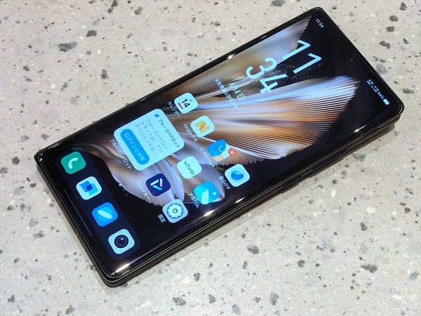 ASCII.jp：折りたたみなのに薄い！ 高性能で薄型軽量ボディーのvivo「X