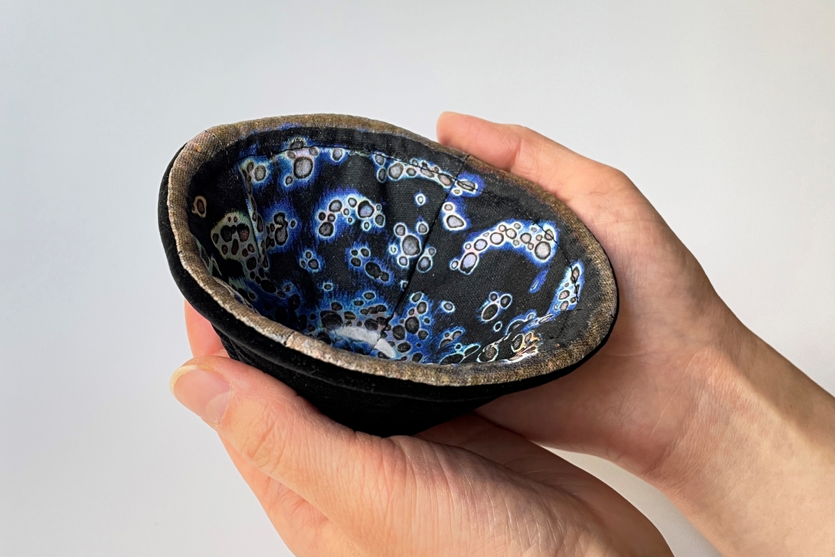 静嘉堂文庫美術館の人気グッズ「曜変天目ぬいぐるみ」は“本物”になり