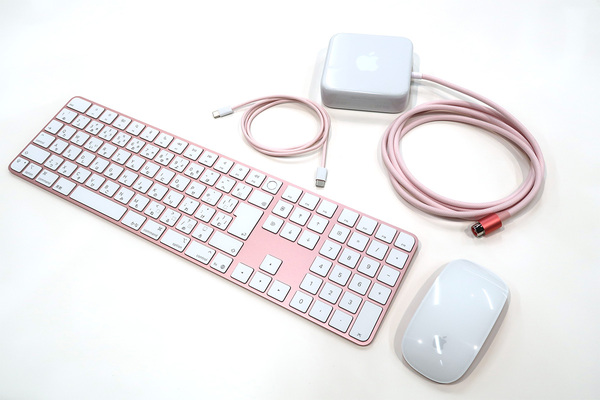 ASCII.jp：【可愛すぎる】ピンクのM4 iMacが編集部に到着 全部がピンク