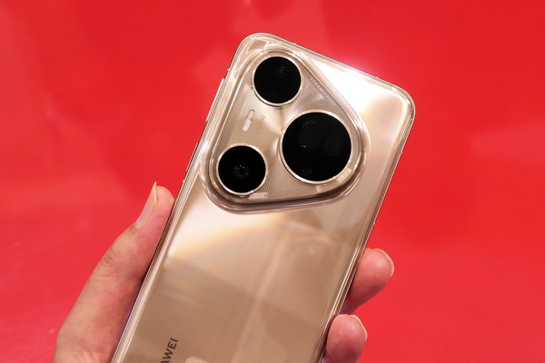 ASCII.jp：現地速報!! 世界初:スマホの中に自動レンズ交換機能を搭載