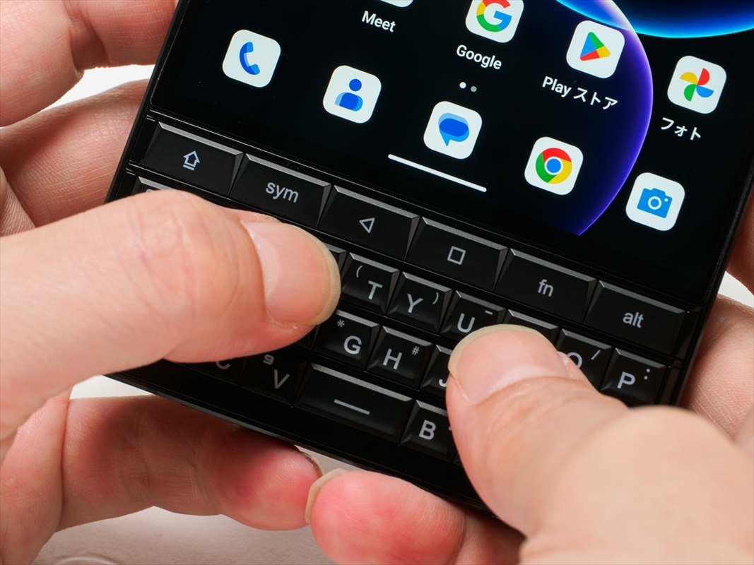 俺は即買い！物理キーボードの満足感溢れたスマホが萌え過ぎる - 週刊