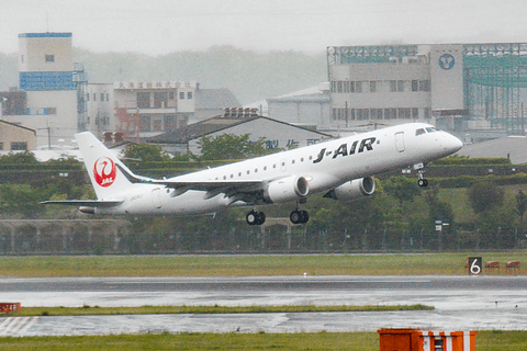 J-AIR、全席ACコンセント装備の新鋭機「エンブラエル 190型機」の