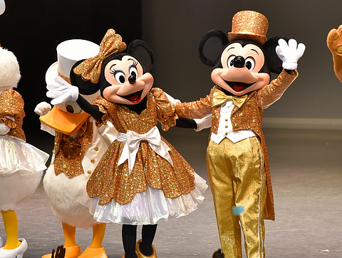 優れたホスピタリティを発揮する東京ディズニーリゾートのキャスト481