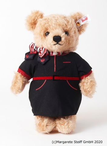 ドイツのぬいぐるみブランド「シュタイフ」、JALのCA新制服をまとった