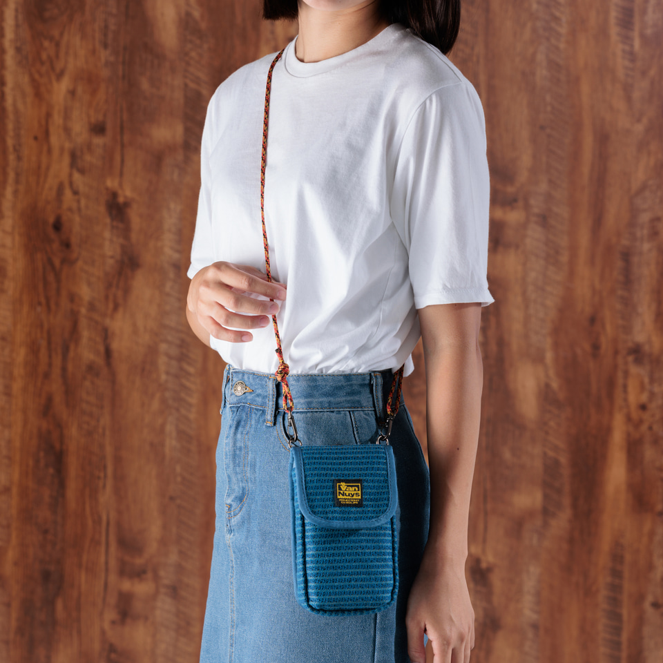 ANA×バンナイズ、未使用のシートカバーをアップサイクルしたバッグや