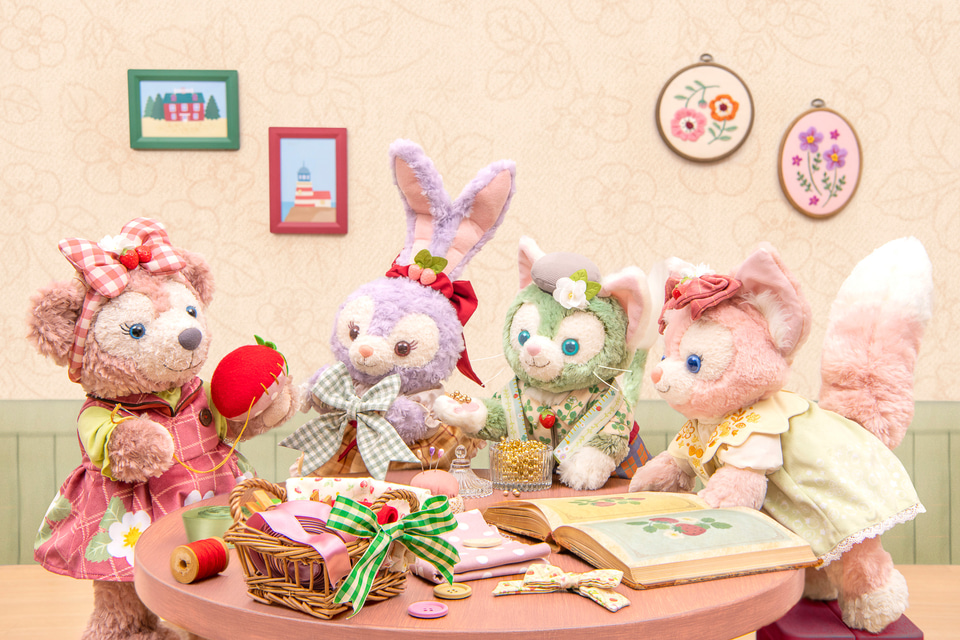 ダッフィー＆フレンズ、いちごの物語にちなんだ「ぬいぐるみ