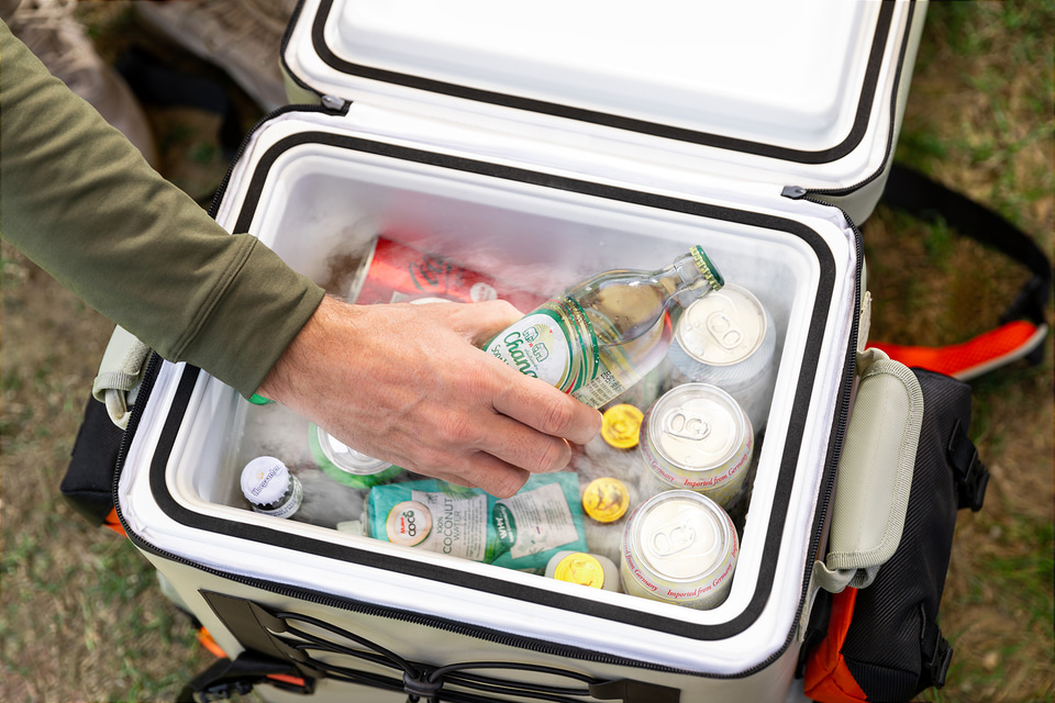 15分で庫内0℃、背負えるポータブル冷蔵庫「Frozen Pack」。バイク