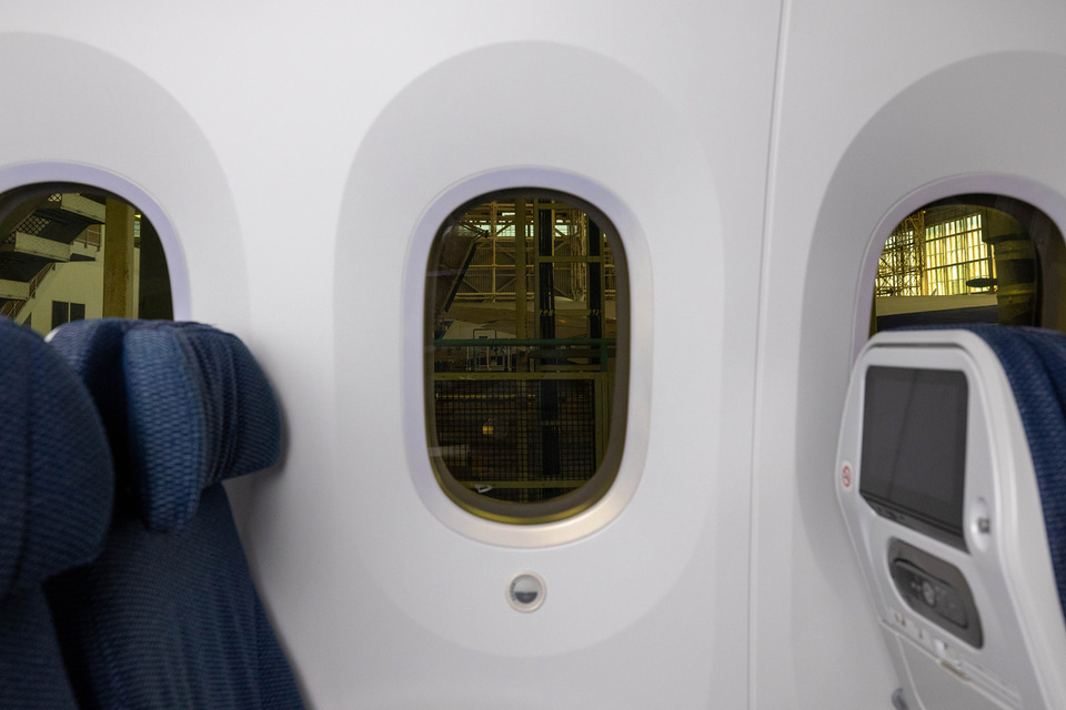 ANA、ボーイング 787の窓から作ったネームオブジェを160個限定生産