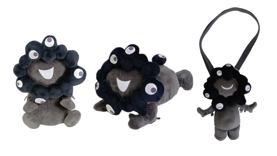 黒ミャクミャクぬいぐるみ、万博会場内ストア限定で新登場。お手玉風