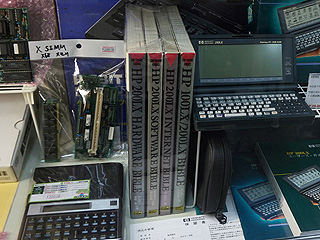 ハンドヘルドPC「HP 200LX」の“倍速化モデル”が税込3.3万円 （取材中に