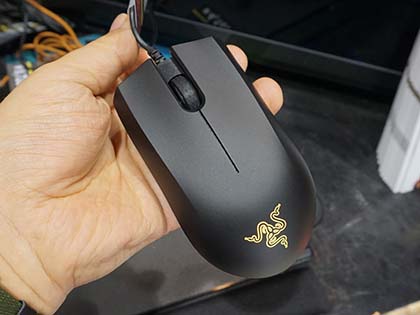 Razerの左右対称マウス「Abyssus Essential」が発売、重さは78g