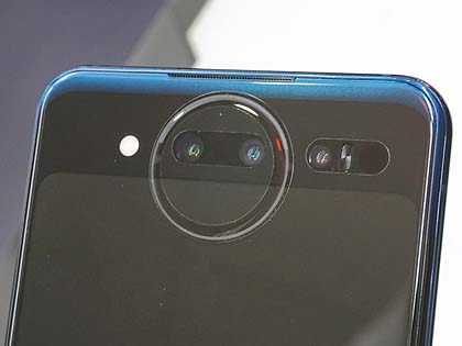 背面にも有機ELディスプレイを搭載、2画面スマホ「Vivo NEX Dual