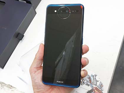 背面にも有機ELディスプレイを搭載、2画面スマホ「Vivo NEX Dual