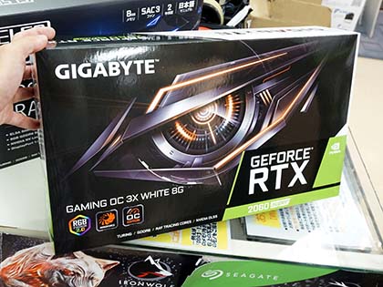GIGABYTEから“白いGeForce RTX 2060 SUPER”が登場、3連ファン搭載