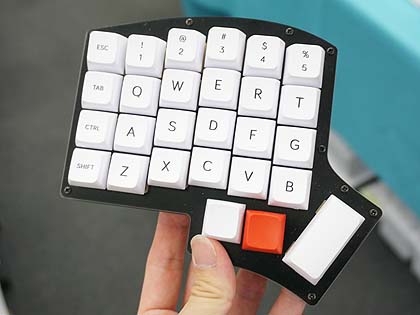 エルゴノミック配列採用の左右分割キーボード自作キット「Iris FR4
