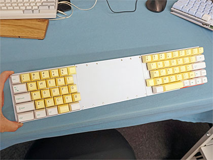 中央にMagic Trackpadを置ける分離キーボード自作キット「Nakaniwa」が