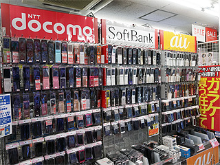 在庫は1,000台以上、ガラケーの中古品が大量販売中 （取材中に見つけた