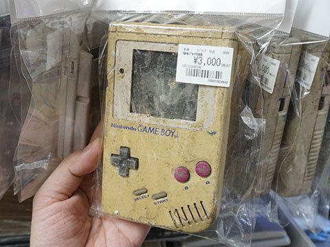 外装ボロボロで中身が剥き出しでも売り物になる初代ゲームボーイ