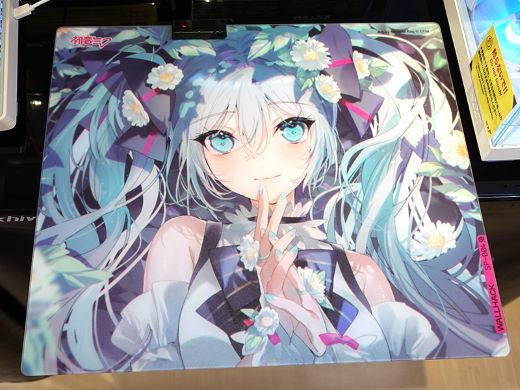 初音ミクコラボのガラス製マウスパッドが発売、サンプル展示中 - AKIBA