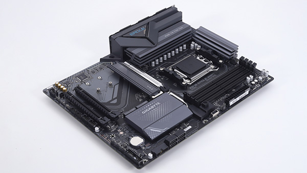 Ryzen 7 9800X3D向けに高コスパ、4万円割れの最安AMD X870マザー