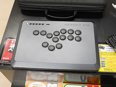 ラピッドトリガー対応のレバーレスアケコン「VARMILO FK2(アミロ 不屈