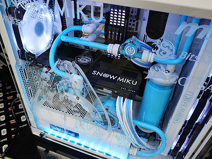 初音ミク仕様の水冷PCに“雪ミクバージョン”が登場、ツクモで展示中