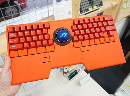 トラックボールを中央に備えたキーボード自作キット「ino」が入荷