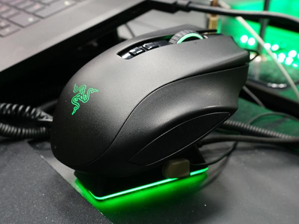 Razerのサイドボタン変更可能マウス「Naga Pro」に充電ドック付き