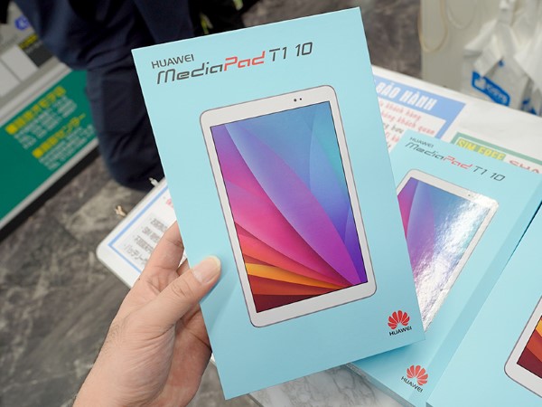 訳ありの9.6型Androidタブレットが3,999円！在庫は1,000台以上 （取材