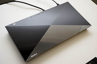 ソニー、“超高速起動”多面体Blu-rayプレーヤー。DLNA/ハイレゾの「BDP