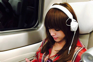 浜崎あゆみとヘッドフォン「V-MODA XS」がコラボ。CD同梱で300台限定