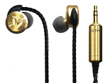 世界限定150台の真鍮削り出しイヤフォン「DITA Brass」。約14万円 - AV