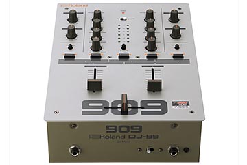 ローランド初のターンテーブル「TT-99」。'83年のTR-909モチーフで500