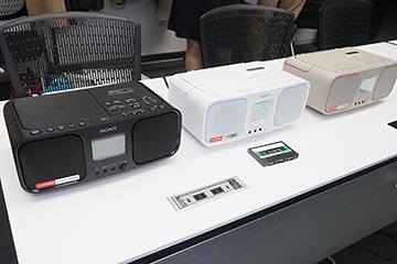 ソニー、インテリアに合うCDラジカセ。カラオケ/ワイドFM対応 - AV Watch