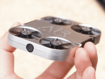 スマホケースに収納、高度20mから自撮りできるドローン「AirSelfie