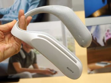 ソニー、震える“肩のせ”スピーカー。2.5万円で「音に包まれるような