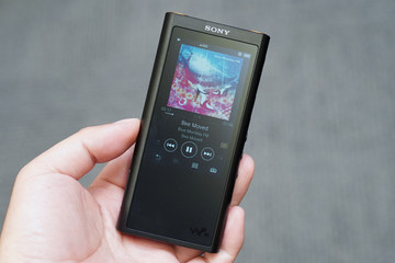 メモリ128GBに増強したウォークマン「NW-ZX300G」。実売8万円 - AV Watch