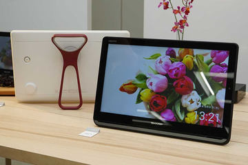 軽くて水に強いワイヤレステレビ「AQUOSポータブル」。シャープ再参入