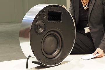 B&O、円いアルミ製スピーカー「Beosound Edge」。AirPlay 2、開閉