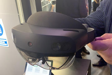 体験でわかった「HoloLens 2」。視野拡大と“両手で操作”が快適 - AV Watch
