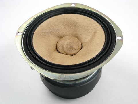 オンキヨー、トンボのハネや貝殻をヒントに高音質スピーカー新開発