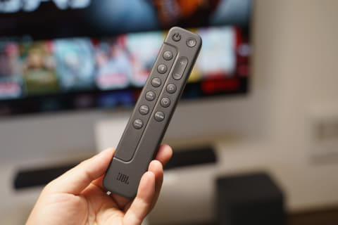 レビュー】「これ最強だろ」無線でバッテリ内蔵リアの究極サウンドバー