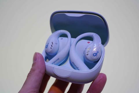 Ankerから耳をふさがないイヤフォン「AeroFit/AeroFit Pro」 - AV Watch